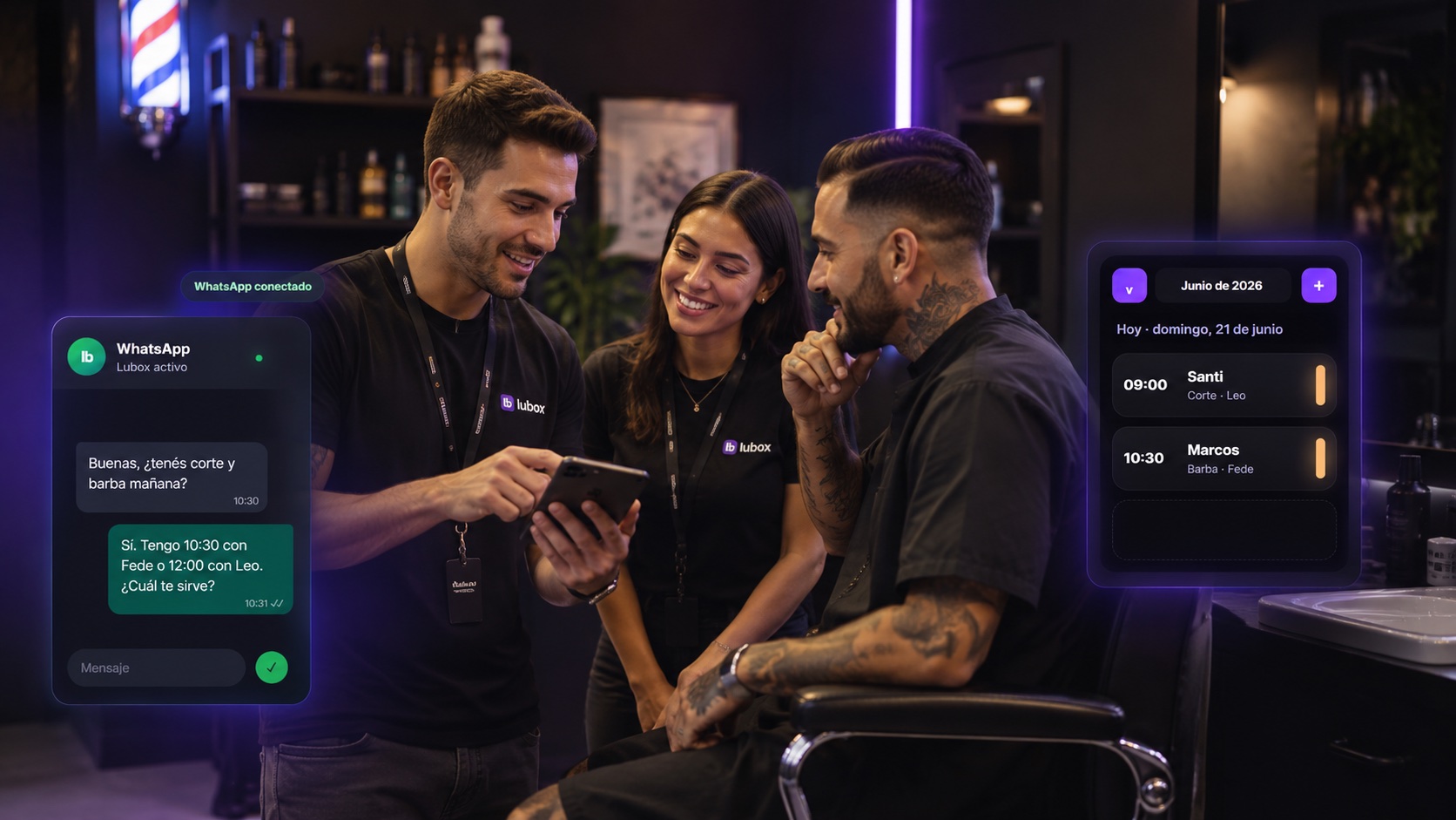 Vendedores de LUBOX presentando la propuesta a un comercio